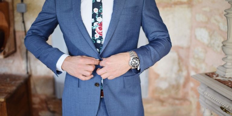 SIGNS YOUR SUIT JACKET DOESN’T FIT RIGHT